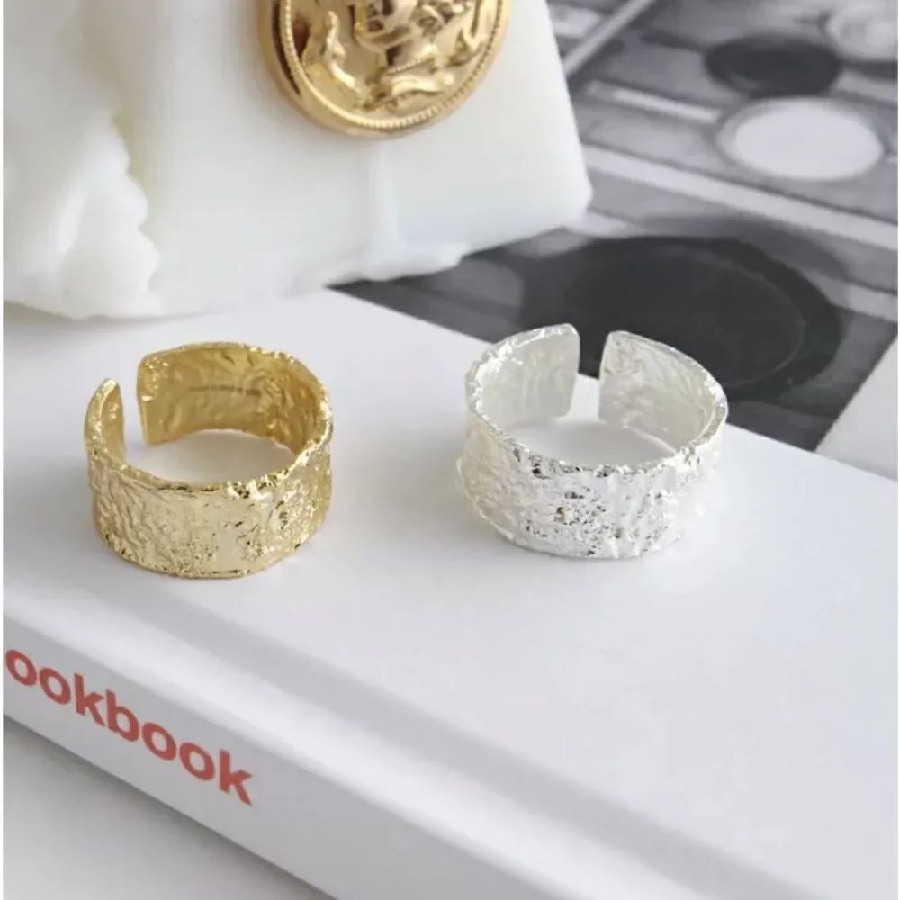 The Texture Band Ring in gold - Picture 4 of 6